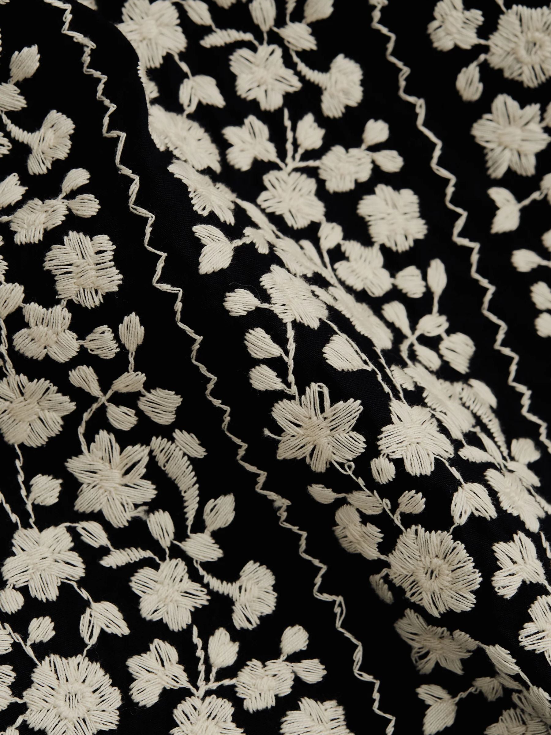 A Kind Of Guise Samata Shirt Embroidered Bed of flowers